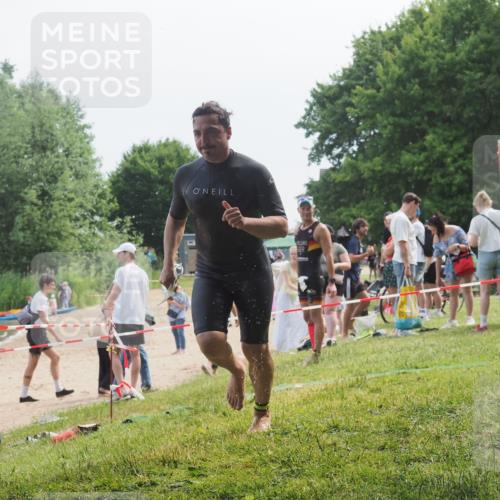 21.06.2025 - 27. Vierlanden-Triathlon KatJ http://msf.ph/oto/8036240 15.06.2025 11:21:28 Schwimmen 931, 967 meine-sportfotos.de