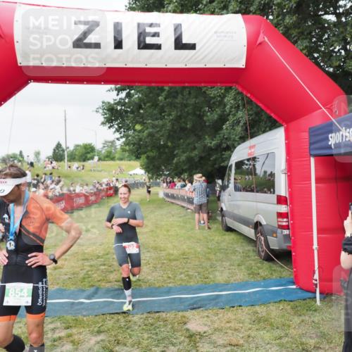 21.06.2025 - 27. Vierlanden-Triathlon MichiJ http://msf.ph/oto/8036281 15.06.2026 13:03:59 Ziel 202 meine-sportfotos.de