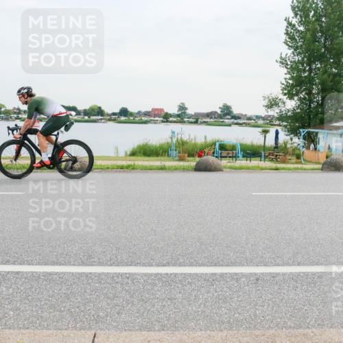 15.06.2025 - 27. Vierlanden-Triathlon H.Heesch http://msf.ph/oto/8036301 15.06.2025 10:48:03 Radfahren 27, 109, 142 meine-sportfotos.de