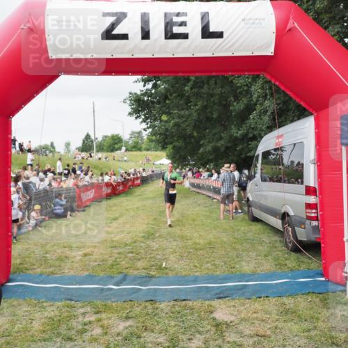 21.06.2025 - 27. Vierlanden-Triathlon MichiJ http://msf.ph/oto/8036314 15.06.2026 13:04:03 Ziel 202, 1040 meine-sportfotos.de