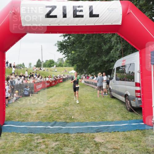 21.06.2025 - 27. Vierlanden-Triathlon MichiJ http://msf.ph/oto/8036322 15.06.2026 13:04:04 Ziel 202, 1040 meine-sportfotos.de