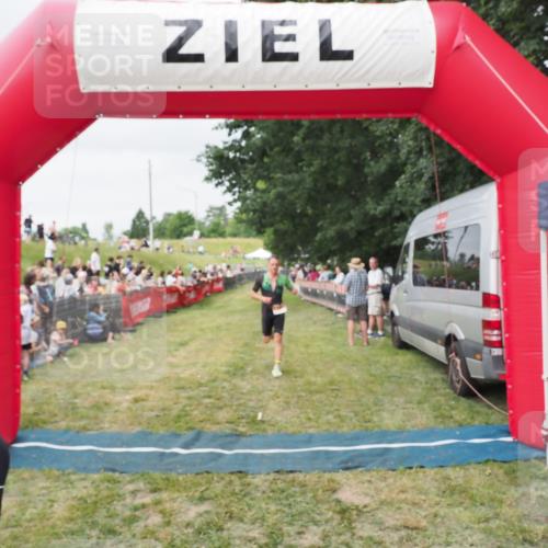 21.06.2025 - 27. Vierlanden-Triathlon MichiJ http://msf.ph/oto/8036326 15.06.2026 13:04:04 Ziel 202, 1040 meine-sportfotos.de