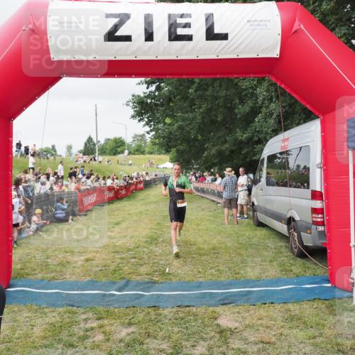 21.06.2025 - 27. Vierlanden-Triathlon MichiJ http://msf.ph/oto/8036336 15.06.2026 13:04:04 Ziel 202, 1040 meine-sportfotos.de