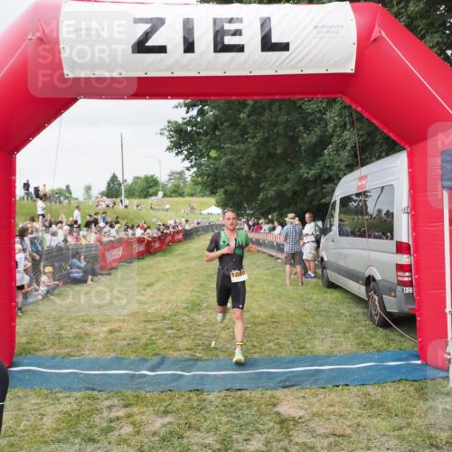 21.06.2025 - 27. Vierlanden-Triathlon MichiJ http://msf.ph/oto/8036358 15.06.2026 13:04:04 Ziel 202, 1040 meine-sportfotos.de