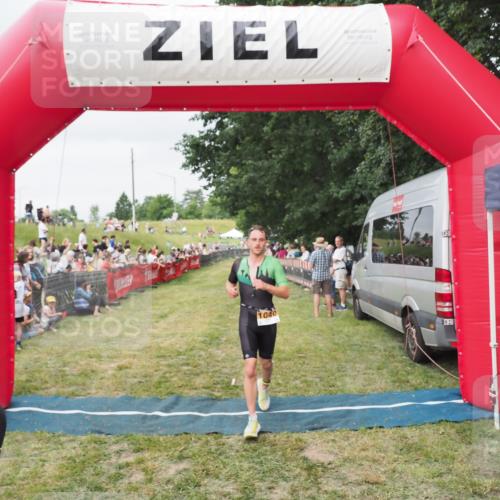 21.06.2025 - 27. Vierlanden-Triathlon MichiJ http://msf.ph/oto/8036373 15.06.2026 13:04:05 Ziel 202, 1040 meine-sportfotos.de