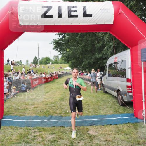 21.06.2025 - 27. Vierlanden-Triathlon MichiJ http://msf.ph/oto/8036380 15.06.2026 13:04:05 Ziel 202, 1040 meine-sportfotos.de