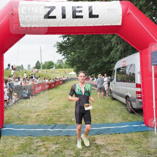 21.06.2025 - 27. Vierlanden-Triathlon MichiJ http://msf.ph/oto/8036388 15.06.2026 13:04:05 Ziel 202, 1040 meine-sportfotos.de
