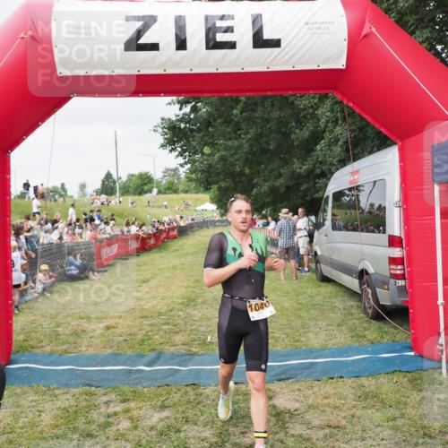 21.06.2025 - 27. Vierlanden-Triathlon MichiJ http://msf.ph/oto/8036393 15.06.2026 13:04:05 Ziel 202, 1040 meine-sportfotos.de