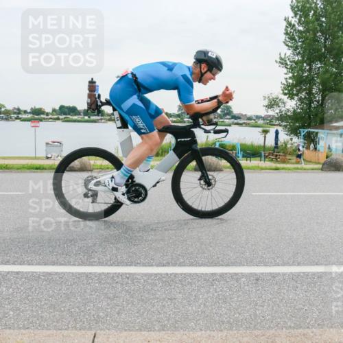 15.06.2025 - 27. Vierlanden-Triathlon H.Heesch http://msf.ph/oto/8036396 15.06.2025 10:48:30 Radfahren 14 meine-sportfotos.de