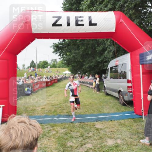 21.06.2025 - 27. Vierlanden-Triathlon MichiJ http://msf.ph/oto/8036463 15.06.2026 13:05:10 Ziel 104 meine-sportfotos.de