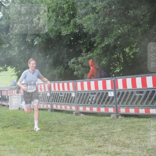 21.06.2025 - 27. Vierlanden-Triathlon KatJ http://msf.ph/oto/8036470 15.06.2025 14:14:57 Ziel 1189 meine-sportfotos.de