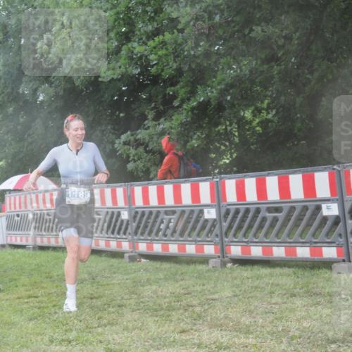 21.06.2025 - 27. Vierlanden-Triathlon KatJ http://msf.ph/oto/8036482 15.06.2025 14:14:57 Ziel 1189 meine-sportfotos.de
