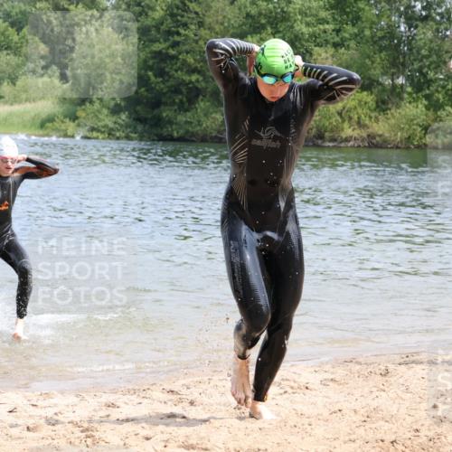 21.06.2025 - 27. Vierlanden-Triathlon Lena Gebhardt http://msf.ph/oto/8036483 15.06.2025 11:58:02 Schwimmen 984, 985, 987, 988 meine-sportfotos.de