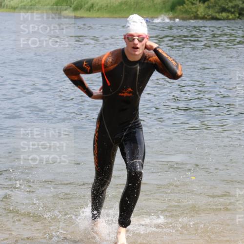 21.06.2025 - 27. Vierlanden-Triathlon Lena Gebhardt http://msf.ph/oto/8036486 15.06.2025 11:58:02 Schwimmen 984, 985, 987, 988 meine-sportfotos.de