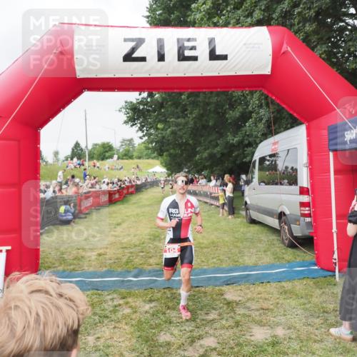21.06.2025 - 27. Vierlanden-Triathlon MichiJ http://msf.ph/oto/8036487 15.06.2026 13:05:11 Ziel 104 meine-sportfotos.de