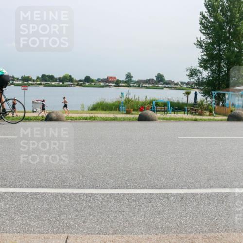 21.06.2025 - 27. Vierlanden-Triathlon H.Heesch http://msf.ph/oto/8036488 15.06.2025 11:45:37 Radfahren 645, 728, 733 meine-sportfotos.de