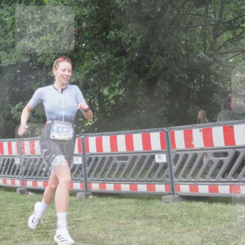 21.06.2025 - 27. Vierlanden-Triathlon KatJ http://msf.ph/oto/8036496 15.06.2025 14:14:58 Ziel 1189 meine-sportfotos.de