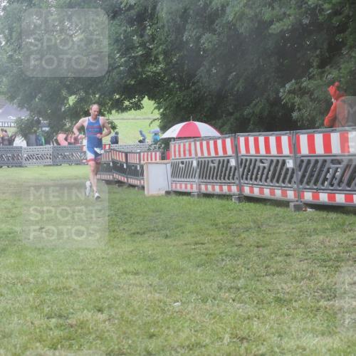 21.06.2025 - 27. Vierlanden-Triathlon KatJ http://msf.ph/oto/8036500 15.06.2025 14:15:21 Ziel 1278 meine-sportfotos.de