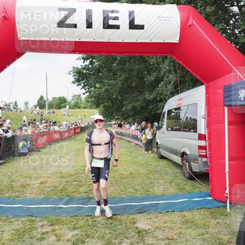 21.06.2025 - 27. Vierlanden-Triathlon MichiJ http://msf.ph/oto/8036514 15.06.2026 13:05:18 Ziel 759 meine-sportfotos.de