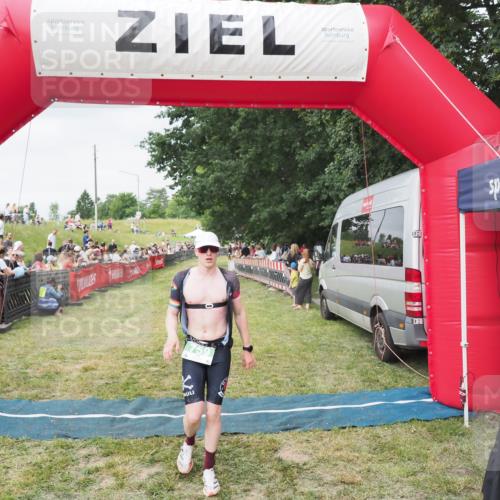 21.06.2025 - 27. Vierlanden-Triathlon MichiJ http://msf.ph/oto/8036534 15.06.2026 13:05:19 Ziel 759 meine-sportfotos.de
