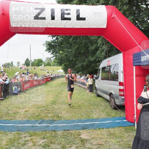 21.06.2025 - 27. Vierlanden-Triathlon MichiJ http://msf.ph/oto/8036542 15.06.2026 13:05:29 Ziel 1032 meine-sportfotos.de