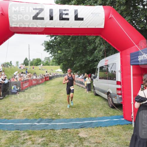 21.06.2025 - 27. Vierlanden-Triathlon MichiJ http://msf.ph/oto/8036559 15.06.2026 13:05:29 Ziel 1032 meine-sportfotos.de