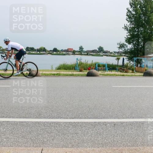 21.06.2025 - 27. Vierlanden-Triathlon H.Heesch http://msf.ph/oto/8036570 15.06.2025 11:46:15 Radfahren 215, 663, 743, 886 meine-sportfotos.de