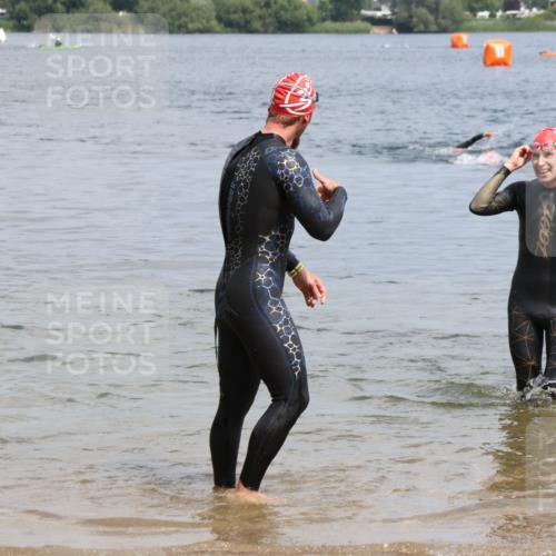 21.06.2025 - 27. Vierlanden-Triathlon Lena Gebhardt http://msf.ph/oto/8036622 15.06.2025 12:00:31 Schwimmen 989, 990, 991 meine-sportfotos.de