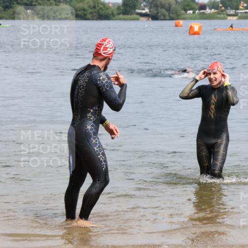 21.06.2025 - 27. Vierlanden-Triathlon Lena Gebhardt http://msf.ph/oto/8036624 15.06.2025 12:00:31 Schwimmen 989, 990, 991 meine-sportfotos.de
