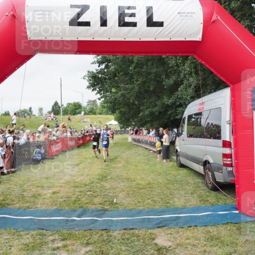 21.06.2025 - 27. Vierlanden-Triathlon MichiJ http://msf.ph/oto/8036645 15.06.2026 13:05:57 Ziel 837, 1017 meine-sportfotos.de