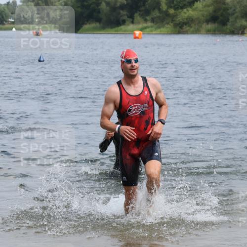 21.06.2025 - 27. Vierlanden-Triathlon Lena Gebhardt http://msf.ph/oto/8036663 15.06.2025 12:00:59 Schwimmen 992, 993 meine-sportfotos.de
