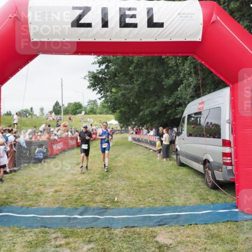 21.06.2025 - 27. Vierlanden-Triathlon MichiJ http://msf.ph/oto/8036683 15.06.2026 13:05:58 Ziel 837, 1017 meine-sportfotos.de