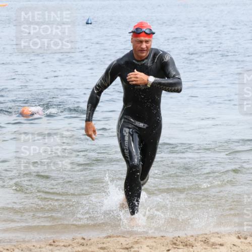 21.06.2025 - 27. Vierlanden-Triathlon Lena Gebhardt http://msf.ph/oto/8036684 15.06.2025 12:01:03 Schwimmen 992, 993 meine-sportfotos.de