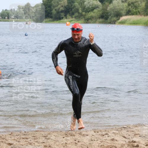 21.06.2025 - 27. Vierlanden-Triathlon Lena Gebhardt http://msf.ph/oto/8036690 15.06.2025 12:01:04 Schwimmen 992, 993 meine-sportfotos.de