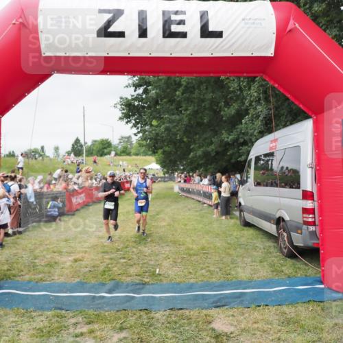 21.06.2025 - 27. Vierlanden-Triathlon MichiJ http://msf.ph/oto/8036695 15.06.2026 13:05:59 Ziel 837, 1017 meine-sportfotos.de