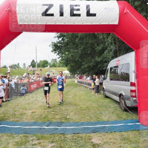 21.06.2025 - 27. Vierlanden-Triathlon MichiJ http://msf.ph/oto/8036704 15.06.2026 13:05:59 Ziel 837, 1017 meine-sportfotos.de