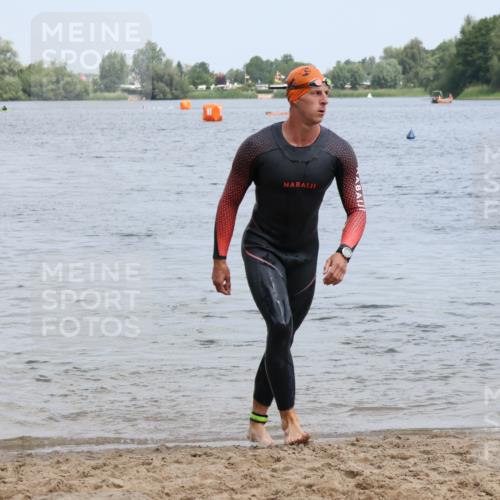 21.06.2025 - 27. Vierlanden-Triathlon Lena Gebhardt http://msf.ph/oto/8036727 15.06.2025 12:01:17 Schwimmen 996 meine-sportfotos.de