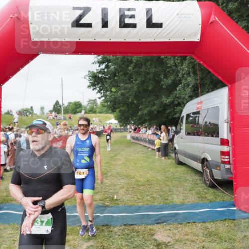 21.06.2025 - 27. Vierlanden-Triathlon MichiJ http://msf.ph/oto/8036754 15.06.2026 13:06:01 Ziel 692, 837, 1017 meine-sportfotos.de