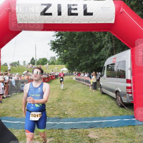 21.06.2025 - 27. Vierlanden-Triathlon MichiJ http://msf.ph/oto/8036778 15.06.2026 13:06:01 Ziel 692, 837, 1017 meine-sportfotos.de