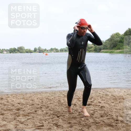 21.06.2025 - 27. Vierlanden-Triathlon Lena Gebhardt http://msf.ph/oto/8036781 15.06.2025 12:01:55 Schwimmen 998 meine-sportfotos.de