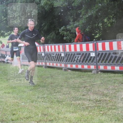 21.06.2025 - 27. Vierlanden-Triathlon KatJ http://msf.ph/oto/8036789 15.06.2025 14:15:45 Ziel 1210, 1217, 1293 meine-sportfotos.de