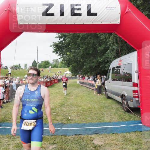 21.06.2025 - 27. Vierlanden-Triathlon MichiJ http://msf.ph/oto/8036791 15.06.2026 13:06:02 Ziel 692, 837, 1017 meine-sportfotos.de