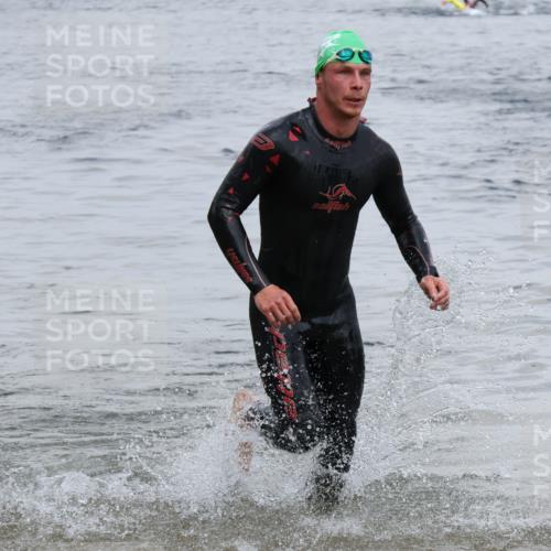 21.06.2025 - 27. Vierlanden-Triathlon Lena Gebhardt http://msf.ph/oto/8036797 15.06.2025 12:02:15 Schwimmen 995 meine-sportfotos.de