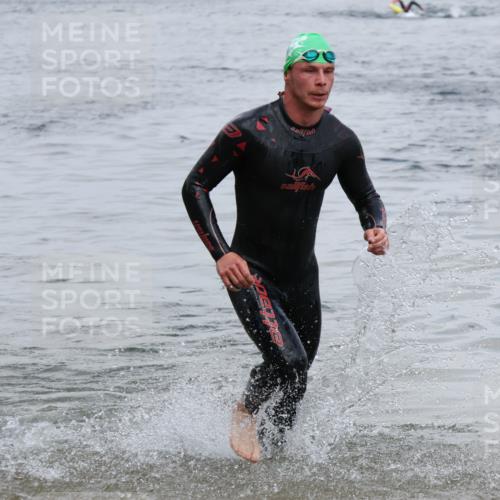 21.06.2025 - 27. Vierlanden-Triathlon Lena Gebhardt http://msf.ph/oto/8036803 15.06.2025 12:02:15 Schwimmen 995 meine-sportfotos.de