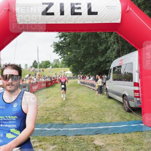21.06.2025 - 27. Vierlanden-Triathlon MichiJ http://msf.ph/oto/8036804 15.06.2026 13:06:02 Ziel 692, 837, 1017 meine-sportfotos.de