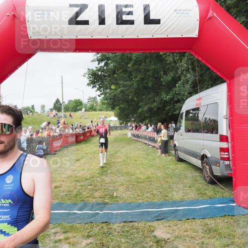 21.06.2025 - 27. Vierlanden-Triathlon MichiJ http://msf.ph/oto/8036812 15.06.2026 13:06:02 Ziel 692, 837, 1017 meine-sportfotos.de