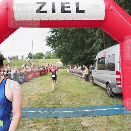 21.06.2025 - 27. Vierlanden-Triathlon MichiJ http://msf.ph/oto/8036817 15.06.2026 13:06:03 Ziel 692, 837, 1017 meine-sportfotos.de