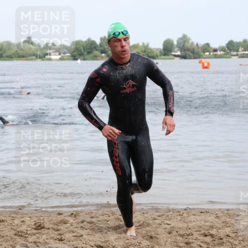21.06.2025 - 27. Vierlanden-Triathlon Lena Gebhardt http://msf.ph/oto/8036819 15.06.2025 12:02:17 Schwimmen 995 meine-sportfotos.de