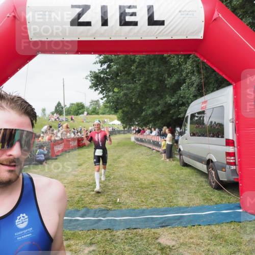 21.06.2025 - 27. Vierlanden-Triathlon MichiJ http://msf.ph/oto/8036836 15.06.2026 13:06:03 Ziel 692, 837, 1017 meine-sportfotos.de