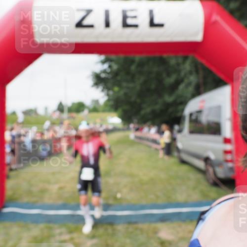 21.06.2025 - 27. Vierlanden-Triathlon MichiJ http://msf.ph/oto/8036850 15.06.2026 13:06:04 Ziel 692, 837, 1017 meine-sportfotos.de